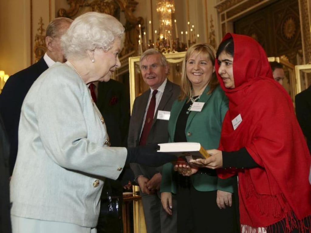 Malala oferece livro à rainha [Reuters]
