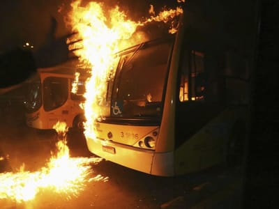 Autocarro incendiado no Brasil - TVI