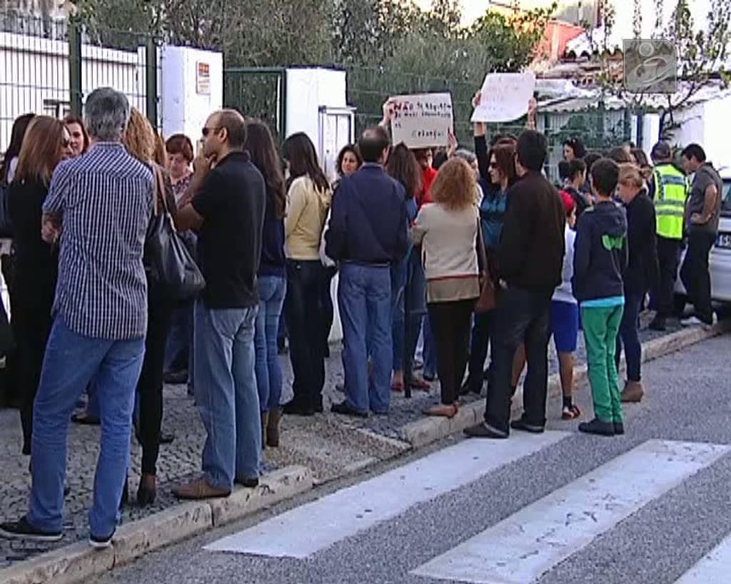 Pais protestam em Faro