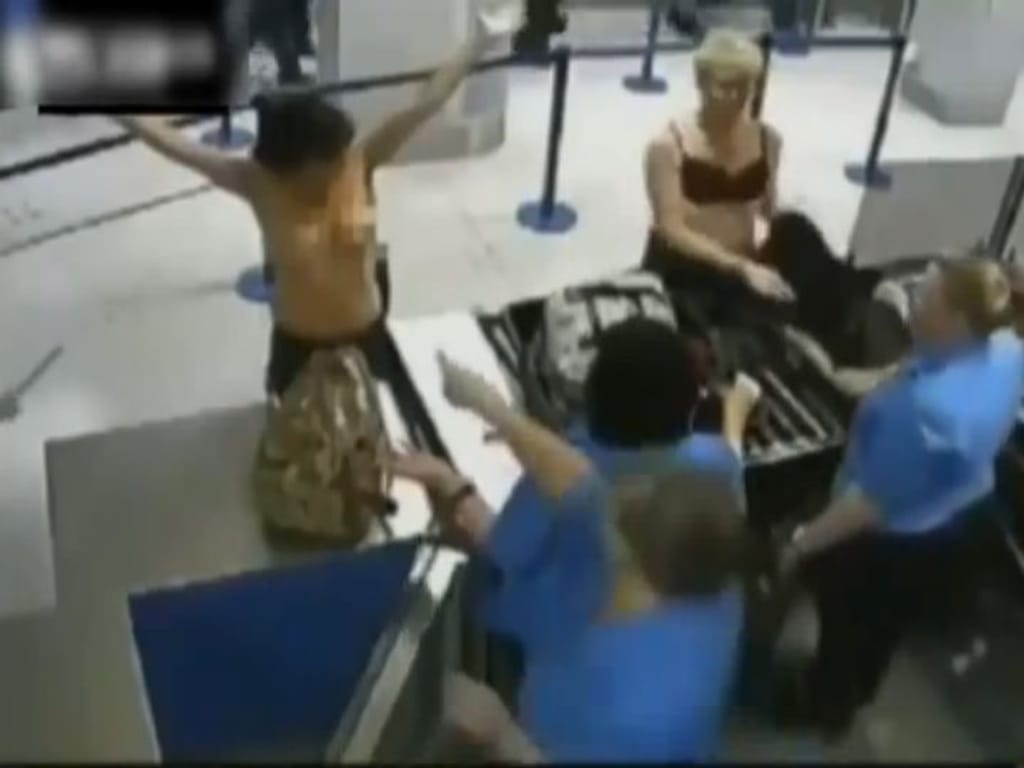 Ex-hospedeira de bordo despe-se em aeroporto (Foto Reprodução/YouTube)