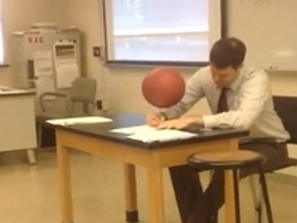 Vídeo mostra professor de física a fazer acrobacias com bola de basquetebol (Foto Reprodução/YouTube)