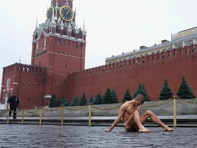 Rússia vai processar artista que pregou testículos à calçada - TVI