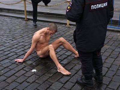 Artista prega testículos à calçada da Praça Vermelha - TVI