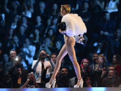 Miley Cyrus fuma em palco durante os EMA - TVI