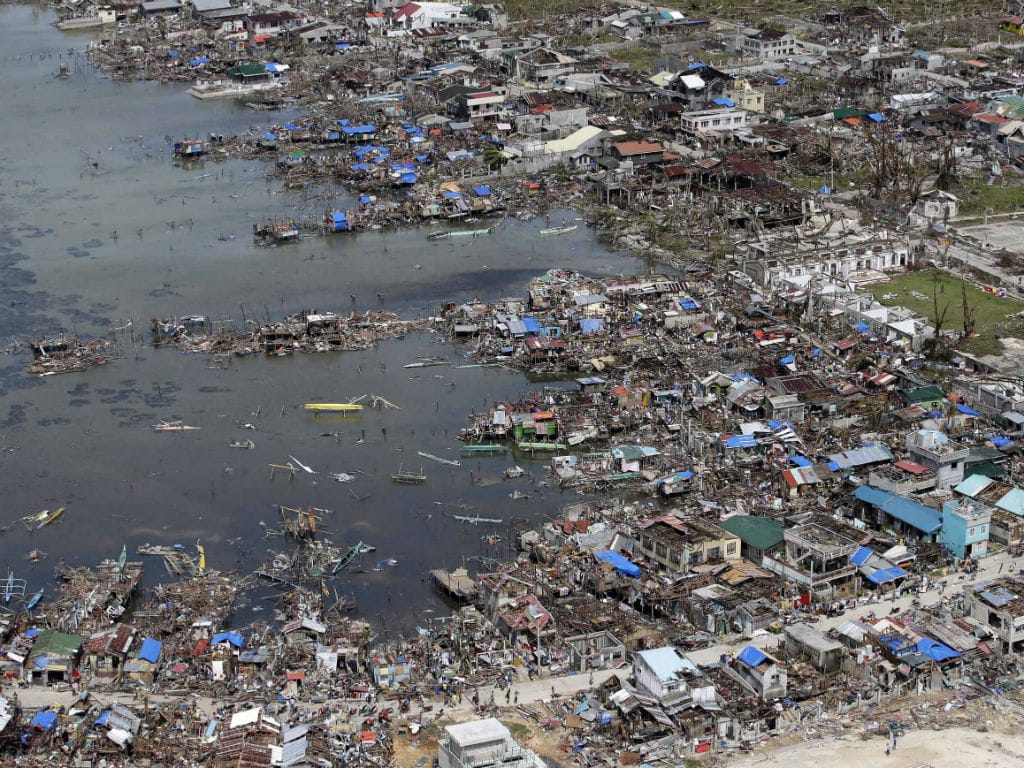 Filipinas: as imagens da total destruição e do milagre (Reuters)