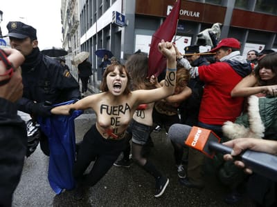 Femen «atacam» manifestação contra o aborto em Madrid - TVI