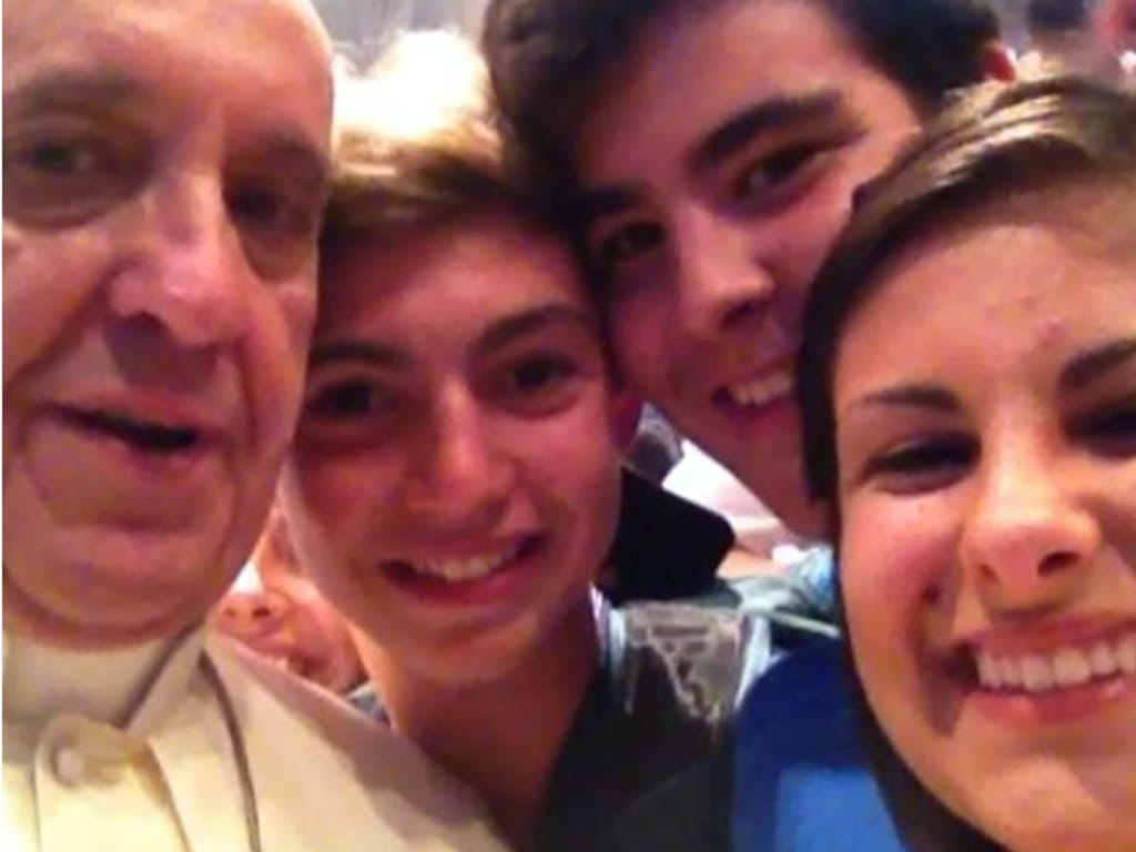 Auto-retrato do Papa com jovens no ano em que selfie a palavra do ano (Foto DR)