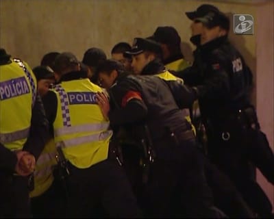 Polícias invadem escadaria do Parlamento - TVI