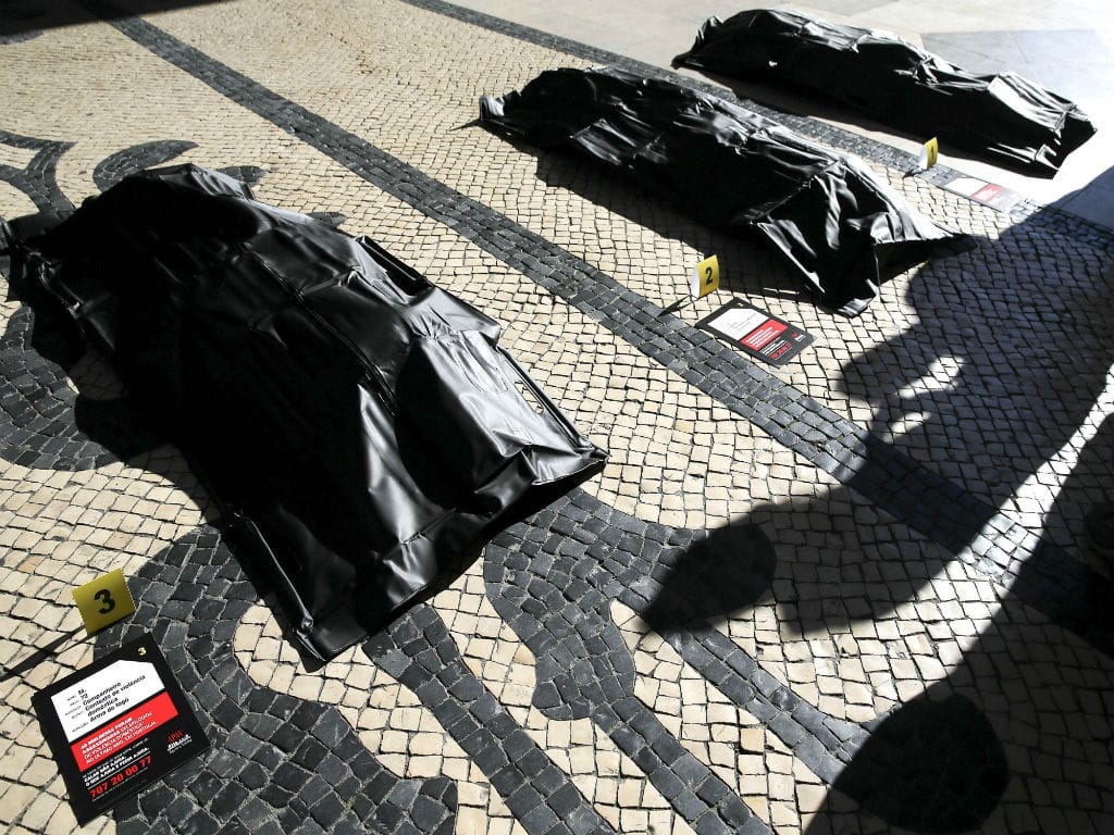 APAV promove uma ação de sensibilização contra a violência doméstica com 40 sacos de plástico em Lisboa (Foto: Reprodução/TIAGO PETINGA/LUSA)