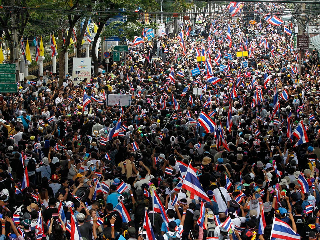 Manifestantes ocupam Ministério das Finanças da Tailândia (REUTERS)