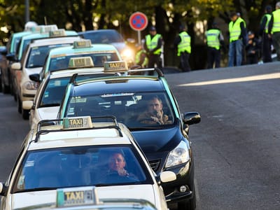 Taxistas contestam fim de praça nas partidas do Aeroporto de Lisboa - TVI