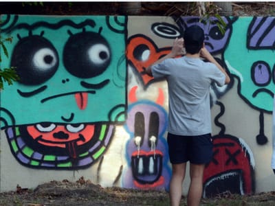 Justin Bieber obrigado a limpar grafiti - TVI