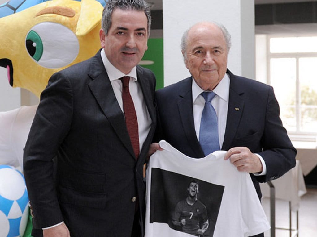 Evangelista oferece camisola de Ronaldo a Blatter [Foto: SJPF]
