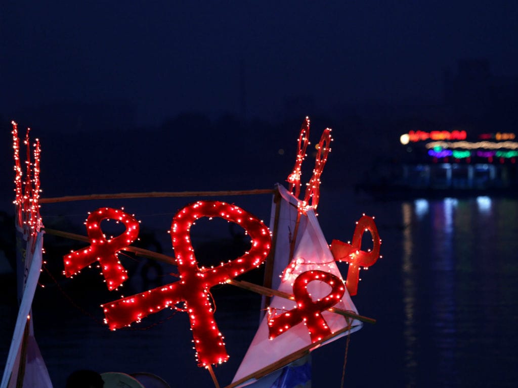 Laços vermelhos «de luz» na Índia. Domingo celebra-se o Dia Mundial de Luta contra a Sida (EPA/PIYAL ADHIKARY)