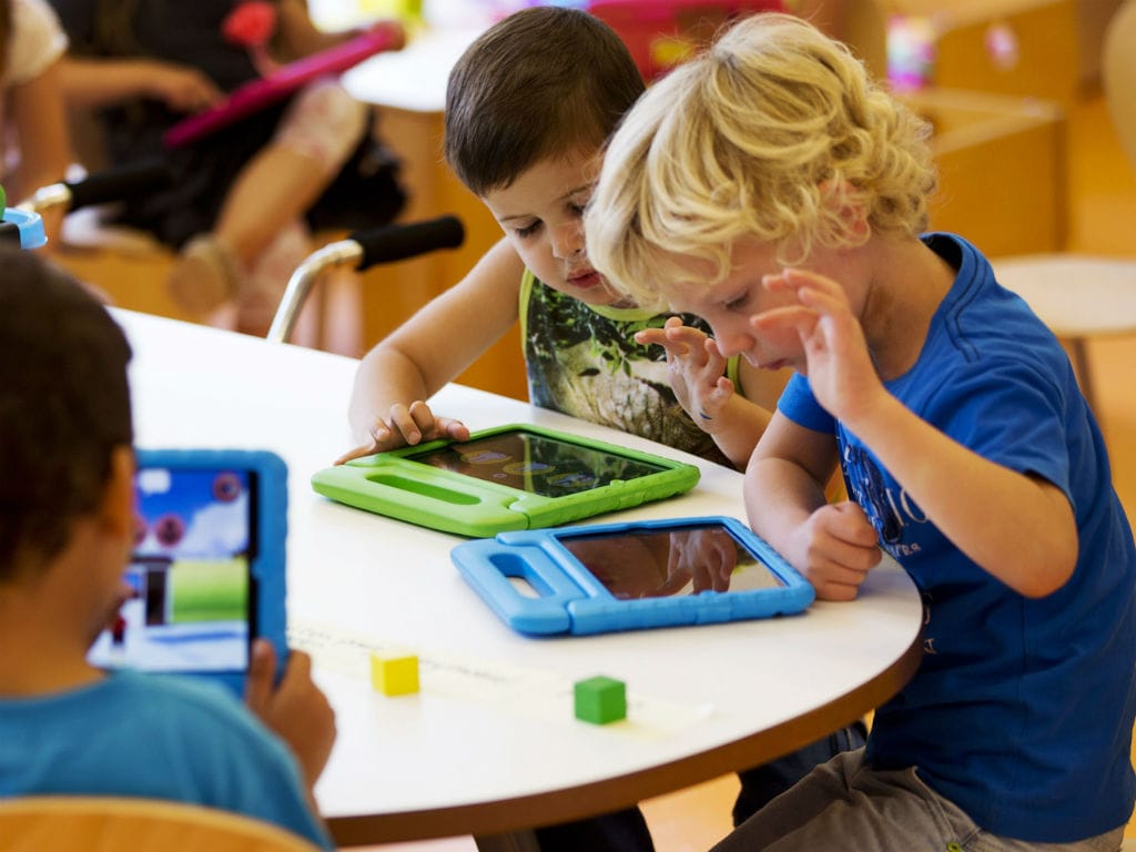 Crianças brincam com iPad (Reuters)