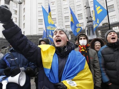 Polícia antimotim remove barricadas do centro de Kiev - TVI