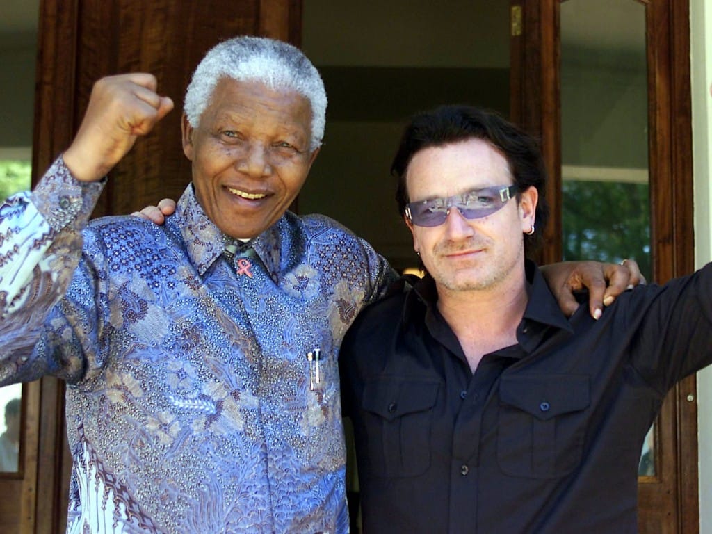 Nelson Mandela e Bono em 2002 (Reuters)