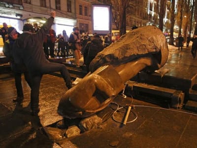 Estátua de Lenine derrubada está à venda na Internet - TVI