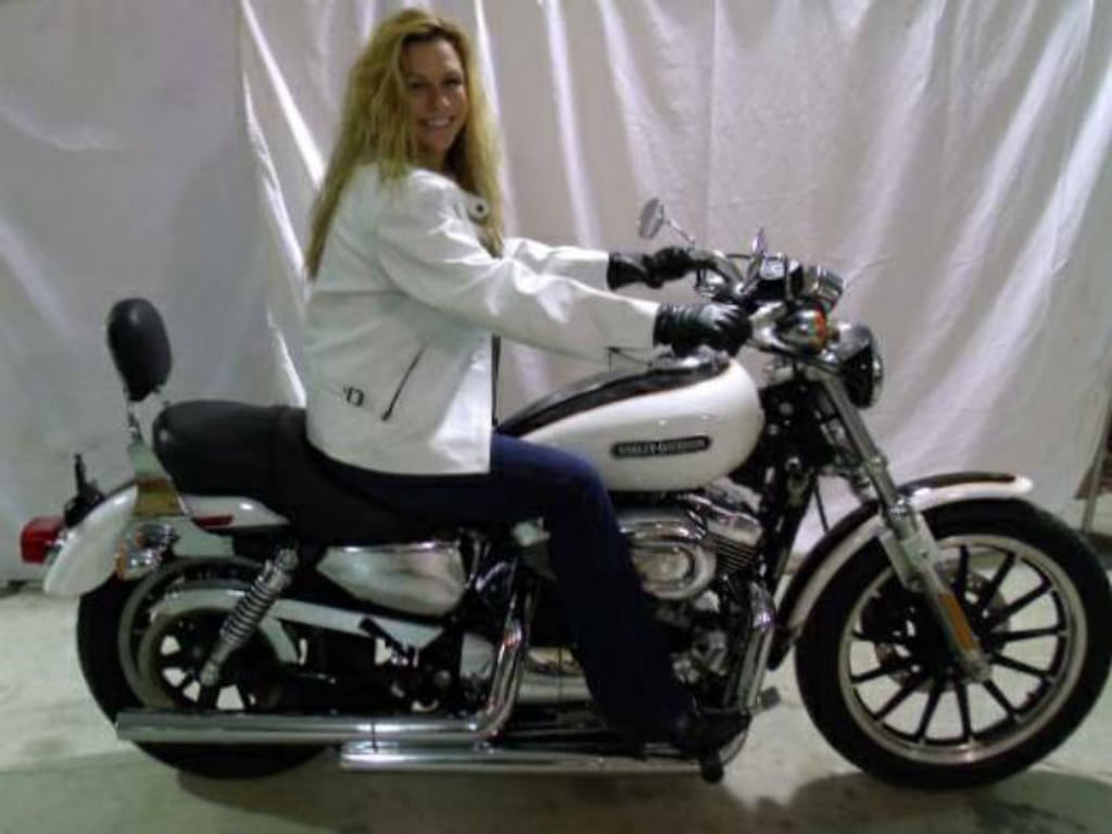 Mulher e mota são postas à venda (Foto: Reprodução/Craiglist)