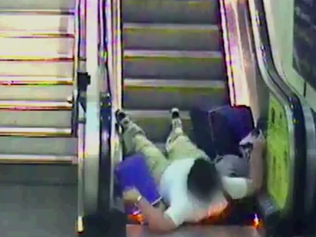 Acidente em escada-rolante (Reprodução / Youtube / Network Rail)
