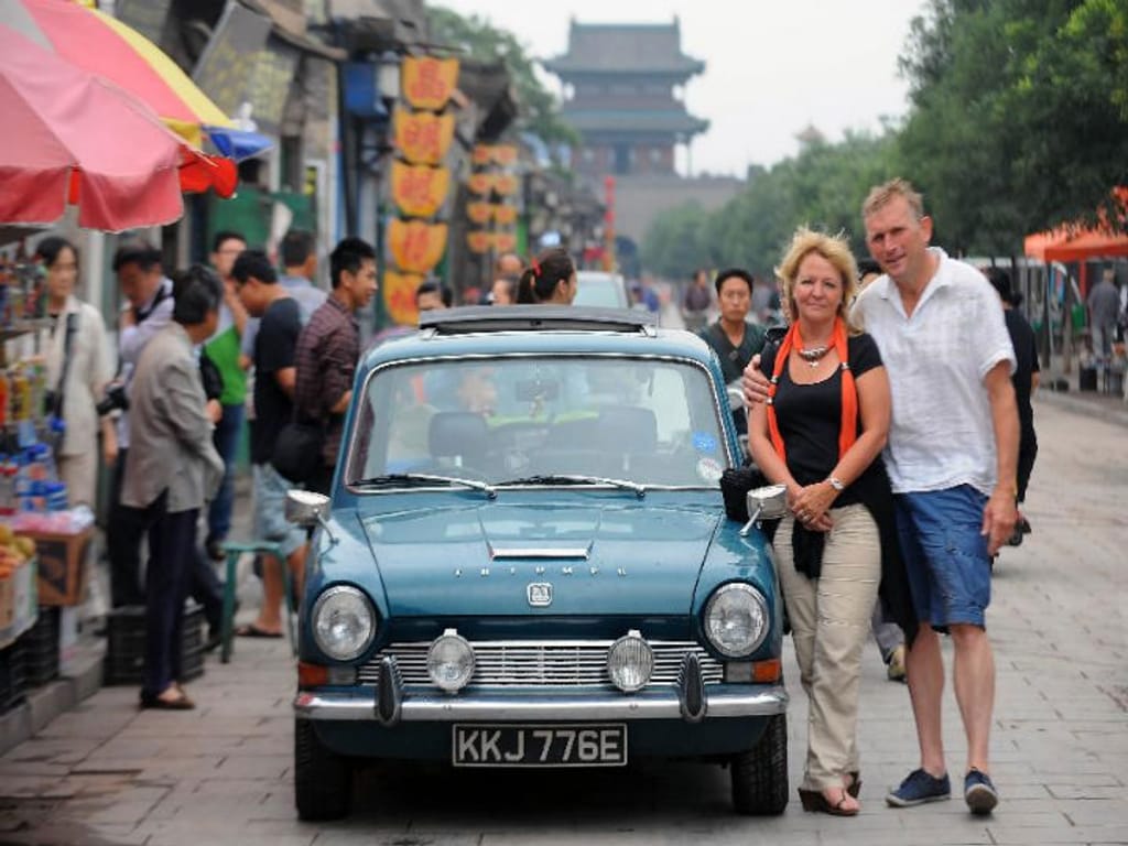 Casal que deu a volta ao mundo com um carro comprado no eBay, na China (Foto:Reprodução/Facebook)