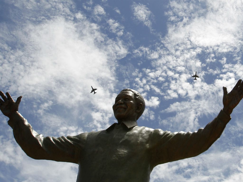 Estátua gigante de Mandela inaugurada em Pretória [Reuters]