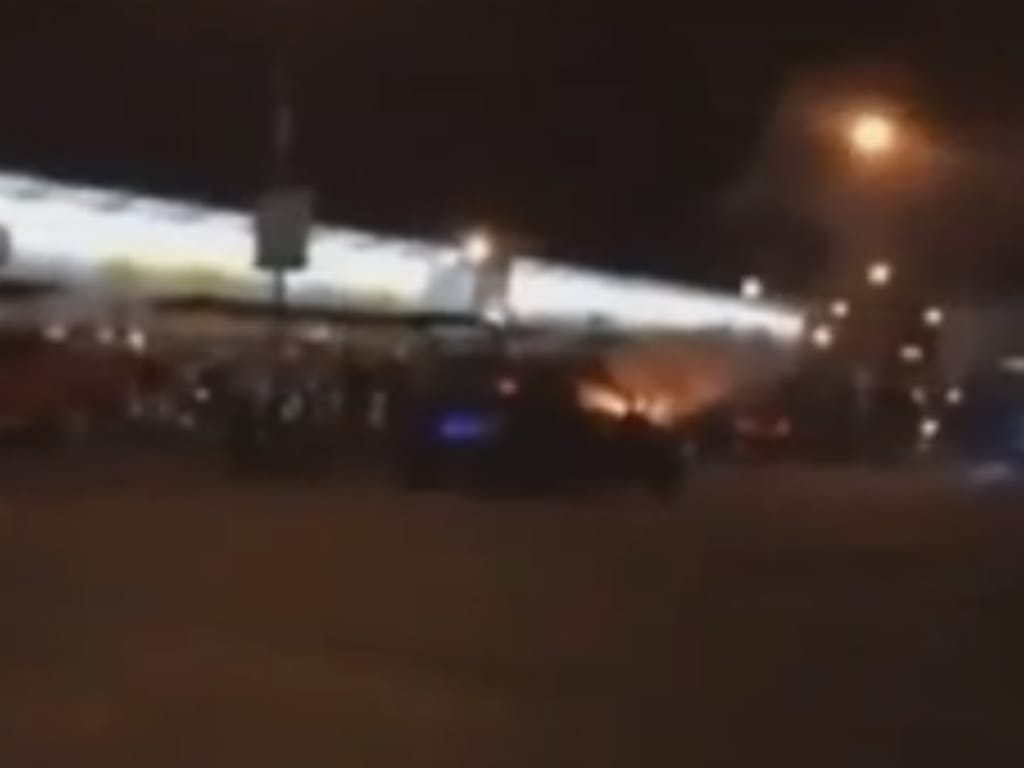 Carro incendiado em tributo a Paul Walker (Reprodução / Youtube / WorldNewsJB)