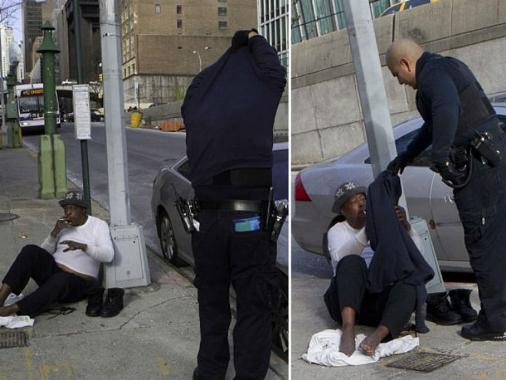 Polícia tira a própria roupa para dar a sem-abrigo (Foto reprodução Examiner)