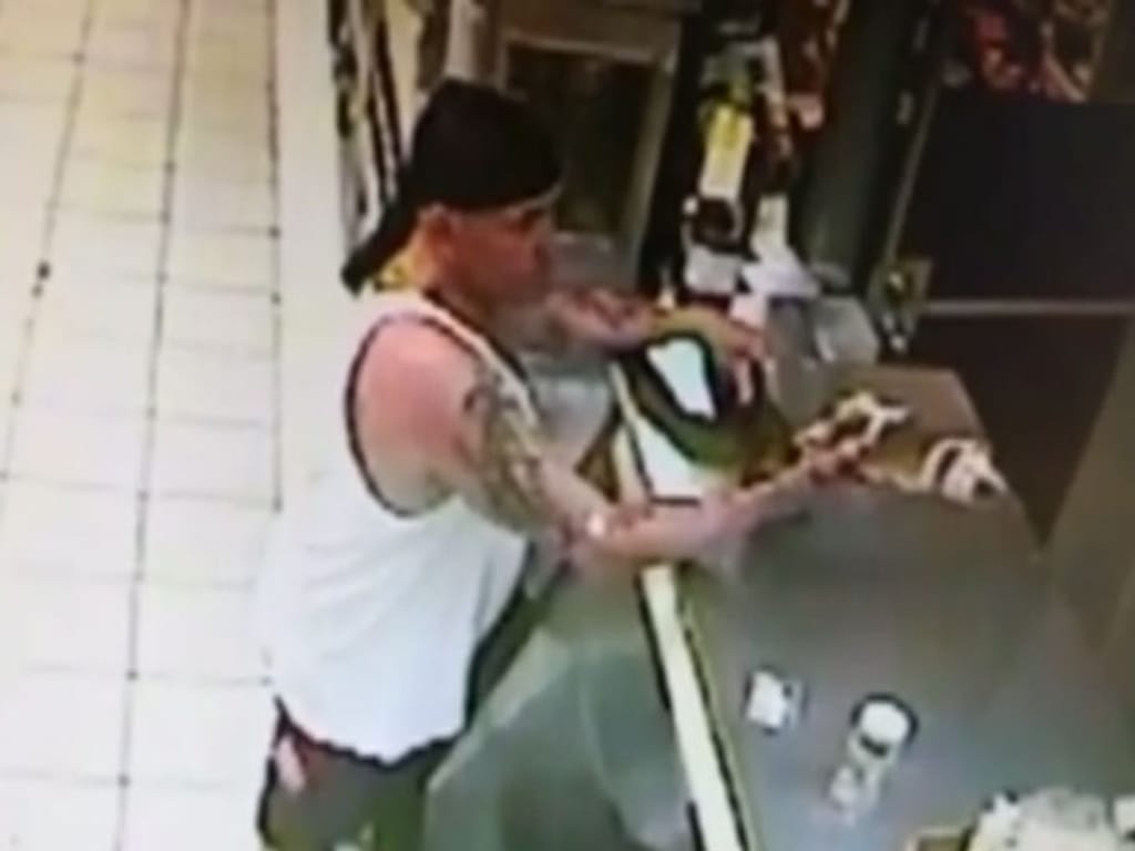 Homem tenta pagar caixa de cerveja com crocodilo (Foto:Reprodução/YouTube)