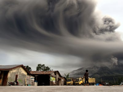 A lava deste vulcão cria tornados - TVI