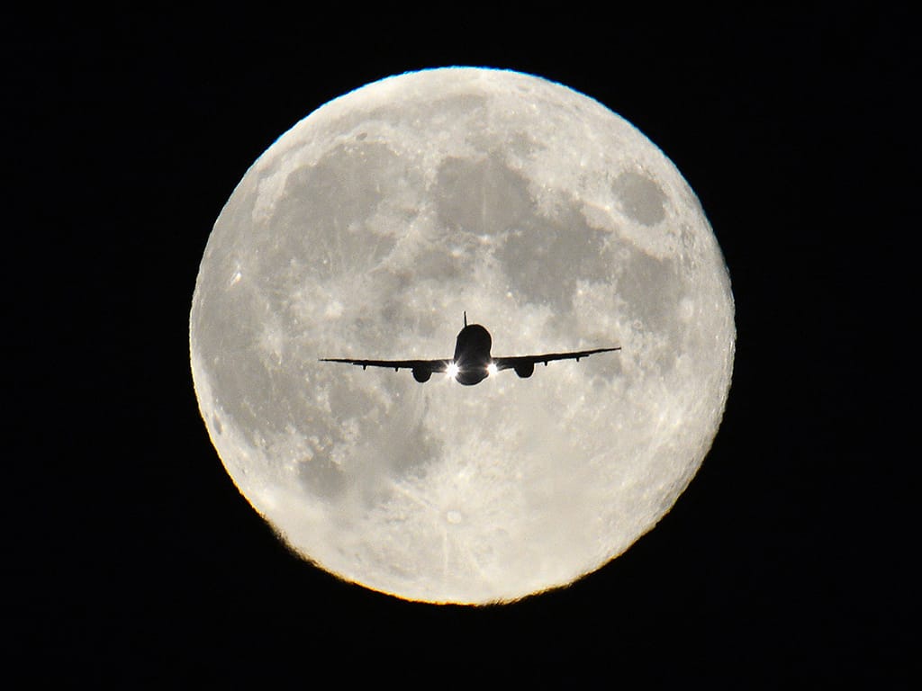 Lua cheia no aeroporto de Heathrow (REUTERS)