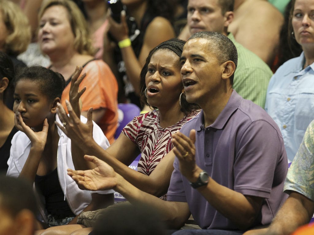 Obama, de férias, troca carinhos com mulher (Reuters)
