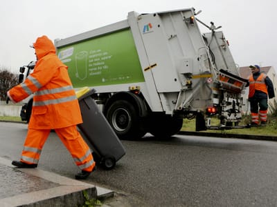 Camião do lixo embate em edifício e obriga à retirada dos moradores - TVI