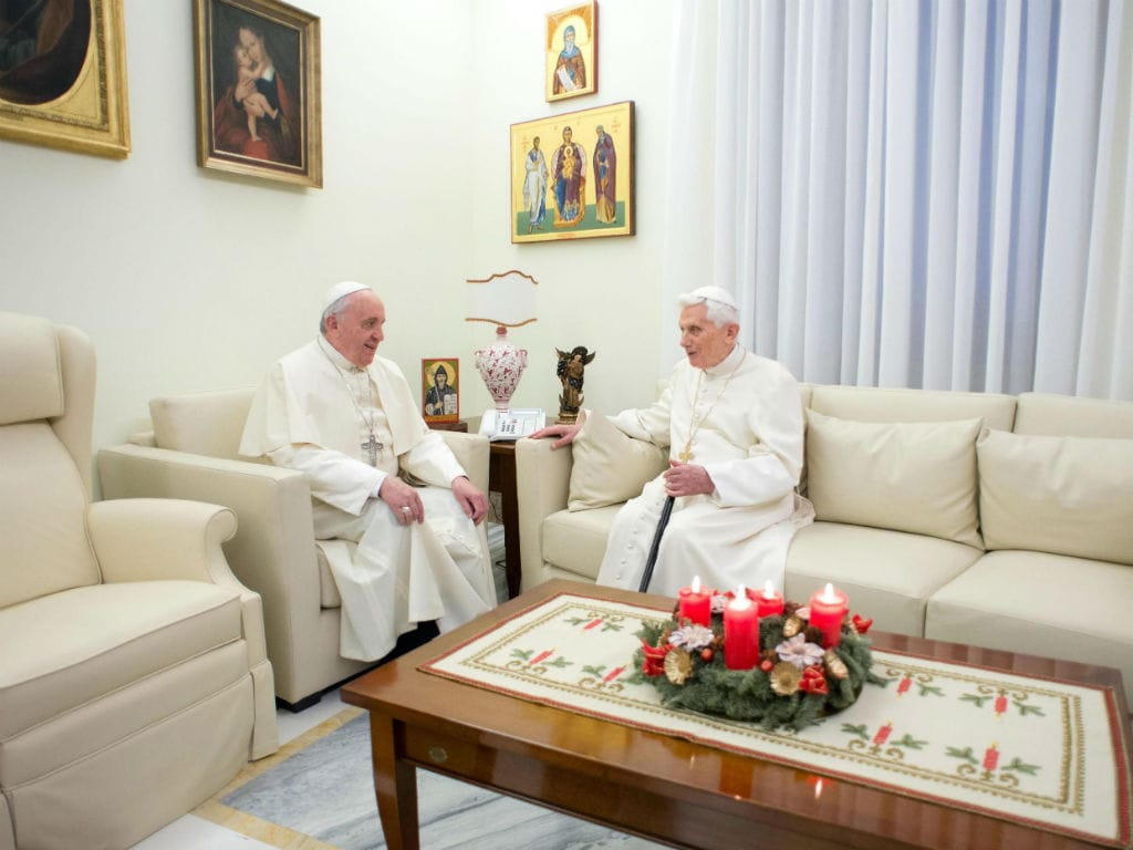 Papa Francisco visita Bento XVI (EPA/LUSA)