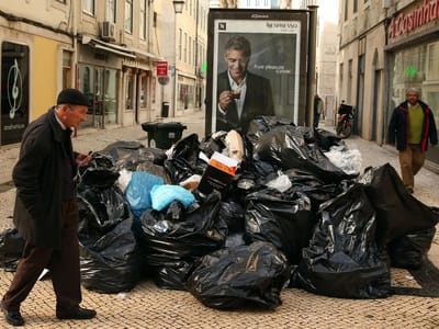 Câmara de Lisboa promete contratar para tirar lixo das ruas - TVI