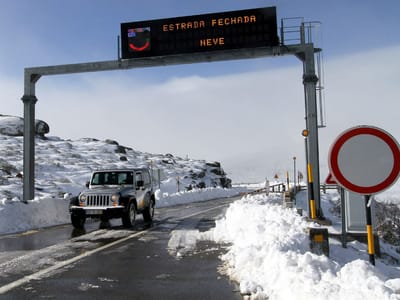Estradas na Serra da Estrela encerradas devido à queda de neve - TVI