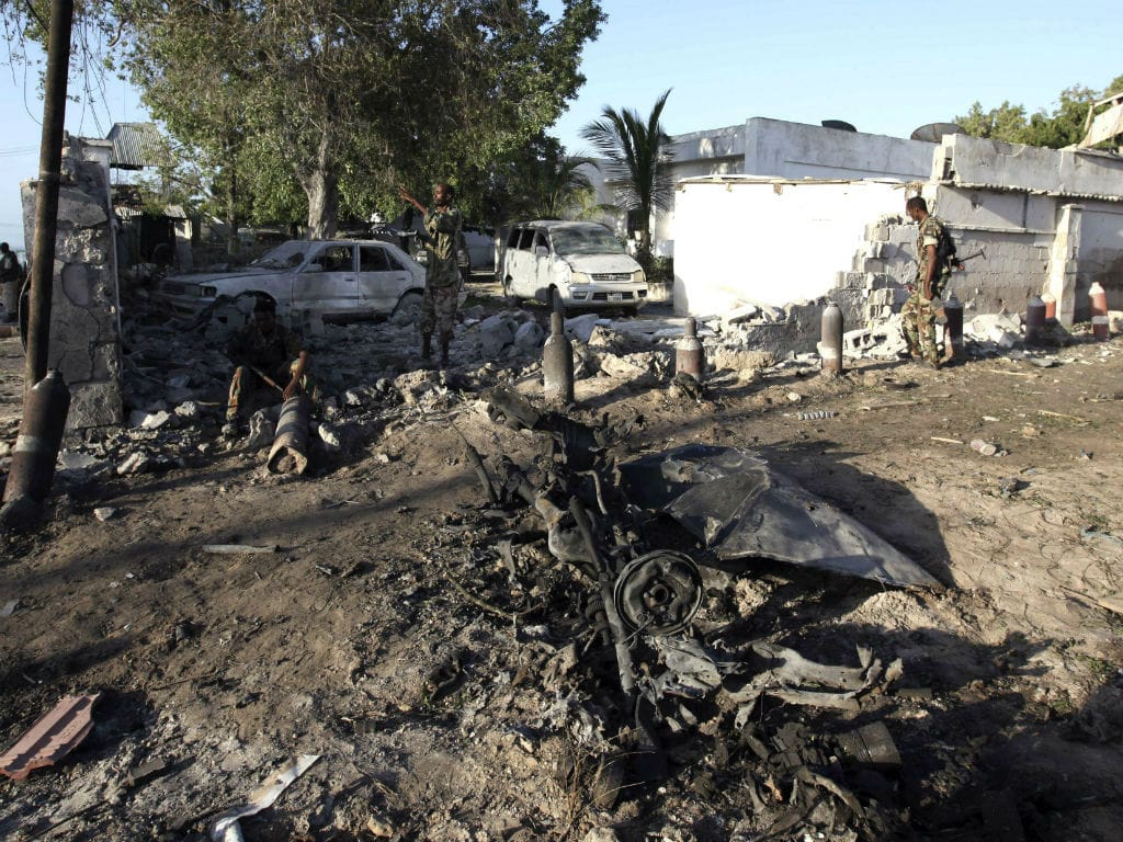 Explosão de três carros-bomba em Mogadíscio (Reuters)