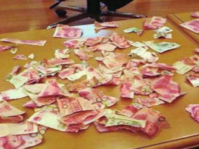 Criança rasga dinheiro guardado debaixo da cama pelos pais - TVI