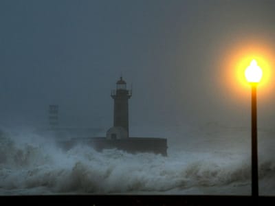 Tempestade no mar obriga a corte da avenida D. Carlos I no Porto - TVI