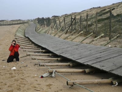 Algumas praias afetadas por temporais «prontas» para época balnear - TVI