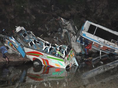 Colisão de autocarro com camião provoca 54 mortes - TVI