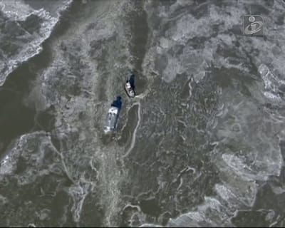 Ferry preso no rio gelado que banha Manhattan - TVI