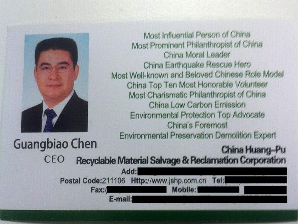 Cartão-de-visita do magnata chinês que quer comprar o New York Times (Foto:Reprodução/Luke Buckmaster/Twitter)
