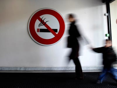 Aeroportos poderão ter espaços para fumadores - TVI