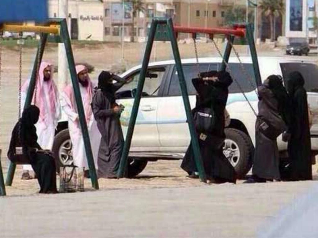 Mulheres sauditas impedidas de andar de baloiço