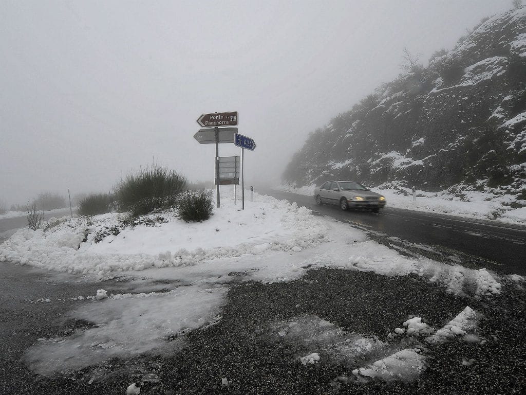Neve corta estrada em Viseu (Lusa)