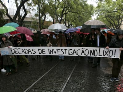 Bolseiros científicos protestam contra exclusão de candidaturas - TVI