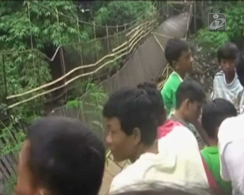 Caiu ponte na Indonésia