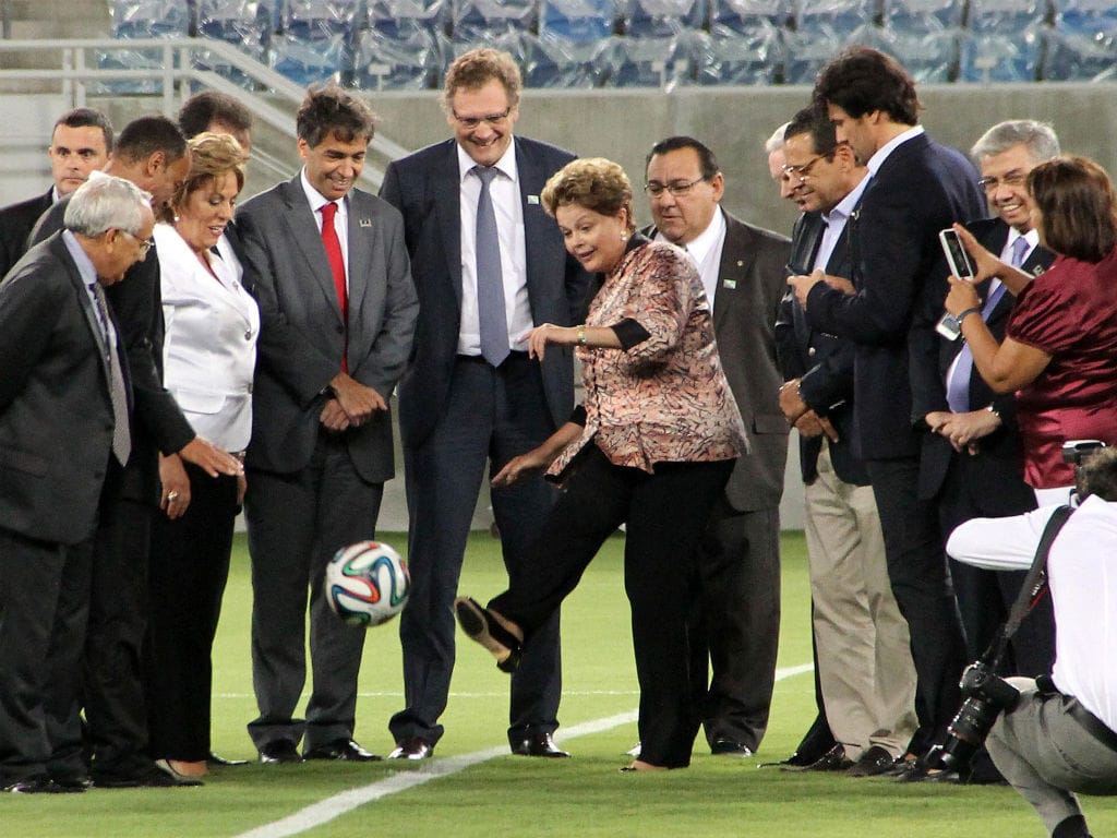 Dilma dá toques na bola (EPA)