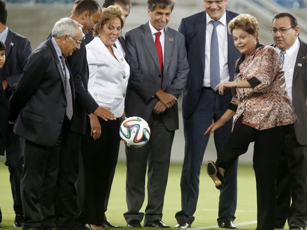 Dilma dá toques na bola (Reuters)
